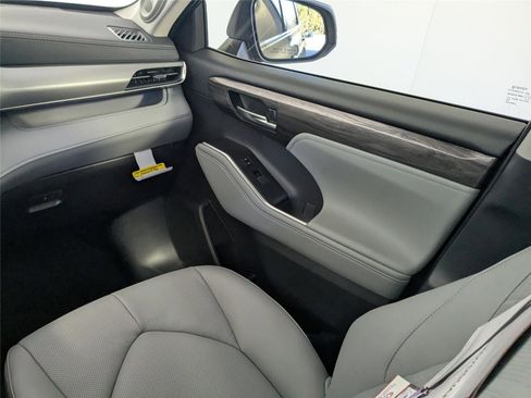 New 2026 Toyota Highlander Platinum image 28