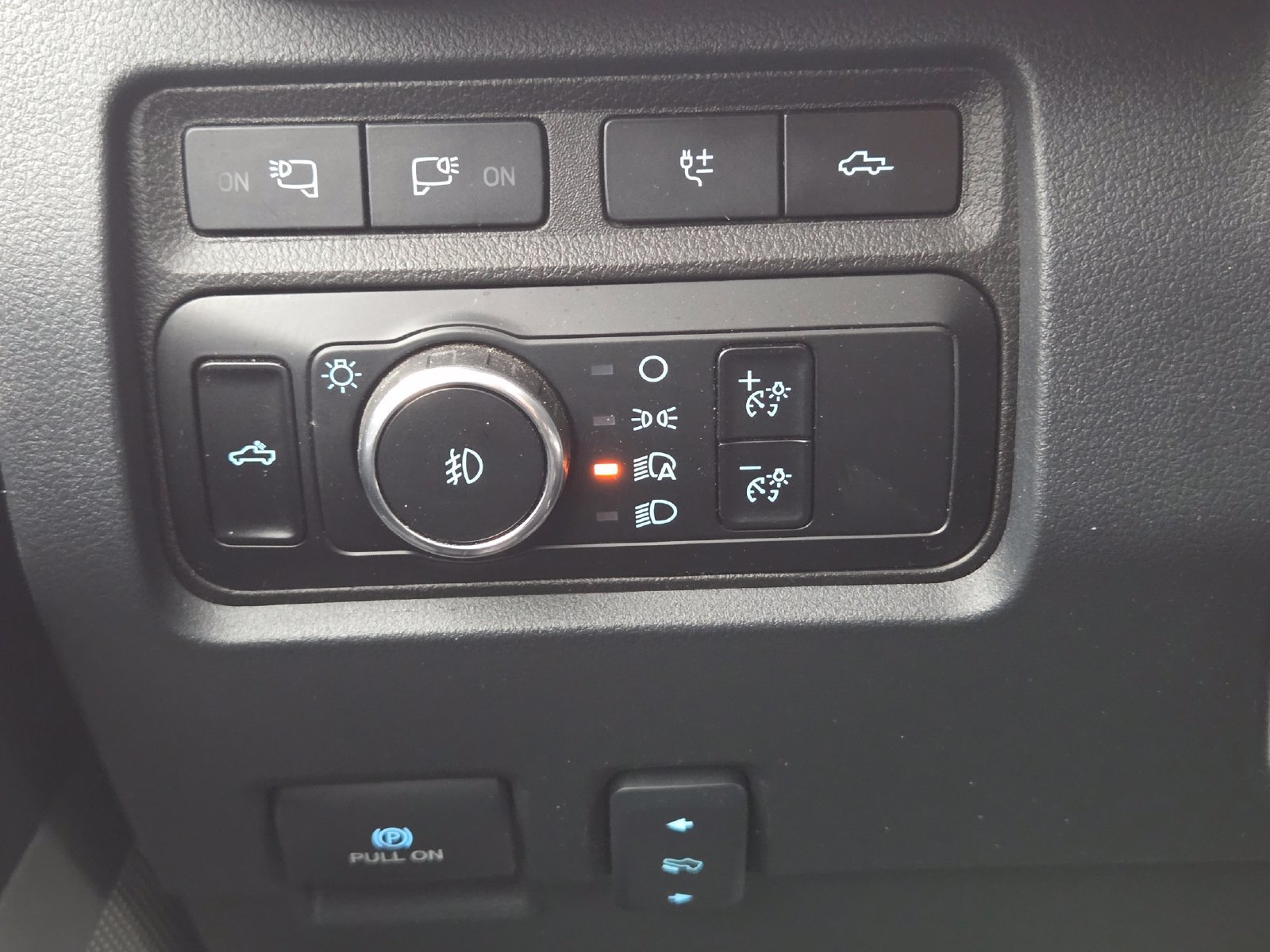 Used 2024 Ford F350 Platinum w/ FX4 Off-Road Package AWD/4WD image 17