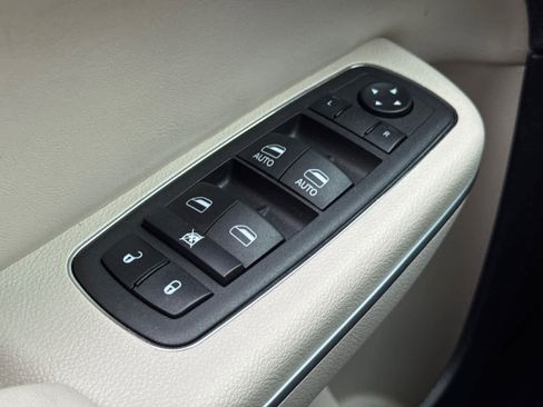 Used 2022 Chrysler 300 Touring L w/ Popular Equipment Group image 22