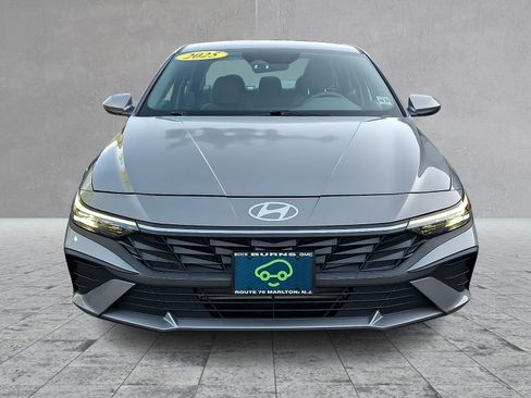 Used 2025 Hyundai Elantra SE FWD image 2