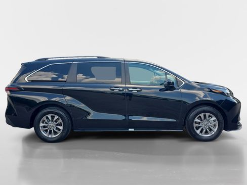 Used 2025 Toyota Sienna XLE FWD image 7