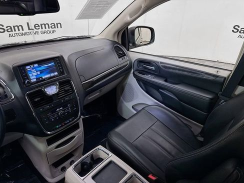 Used 2016 Chrysler Town & Country Touring w/ Driver Convenience Group image 23