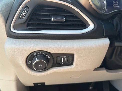 Used 2024 Chrysler Pacifica Touring-L FWD image 28
