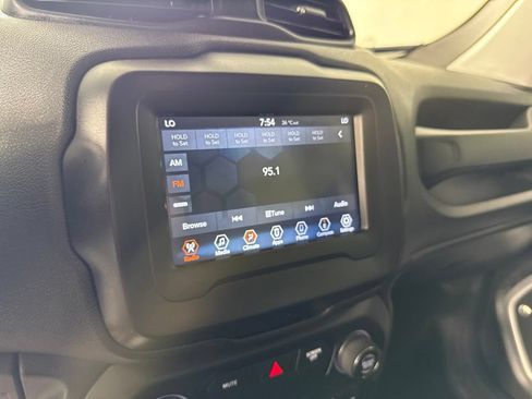 Used 2019 Jeep Renegade Latitude w/ Safety and Security Group FWD image 17