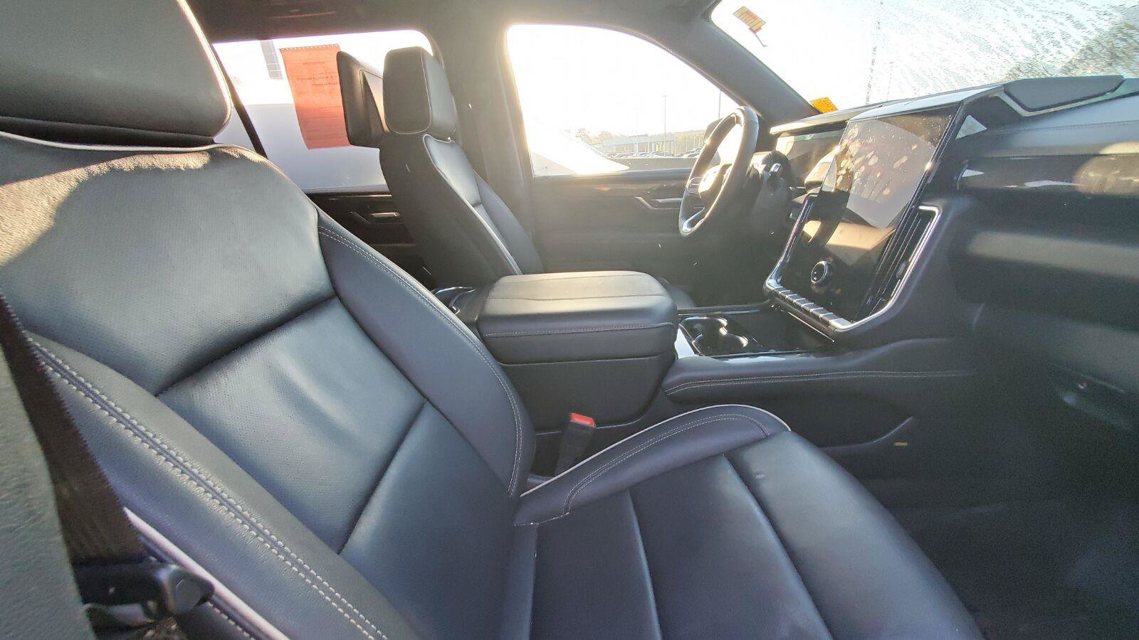 Used 2025 GMC Yukon XL Elevation w/ Elevation Premium Package AWD/4WD image 4