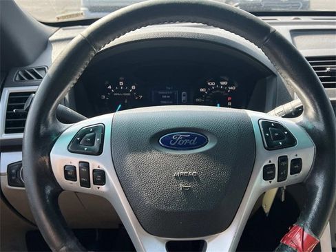 Used 2015 Ford Explorer XLT image 11