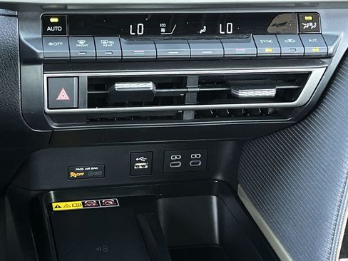 Used 2025 Toyota Camry SE FWD image 18