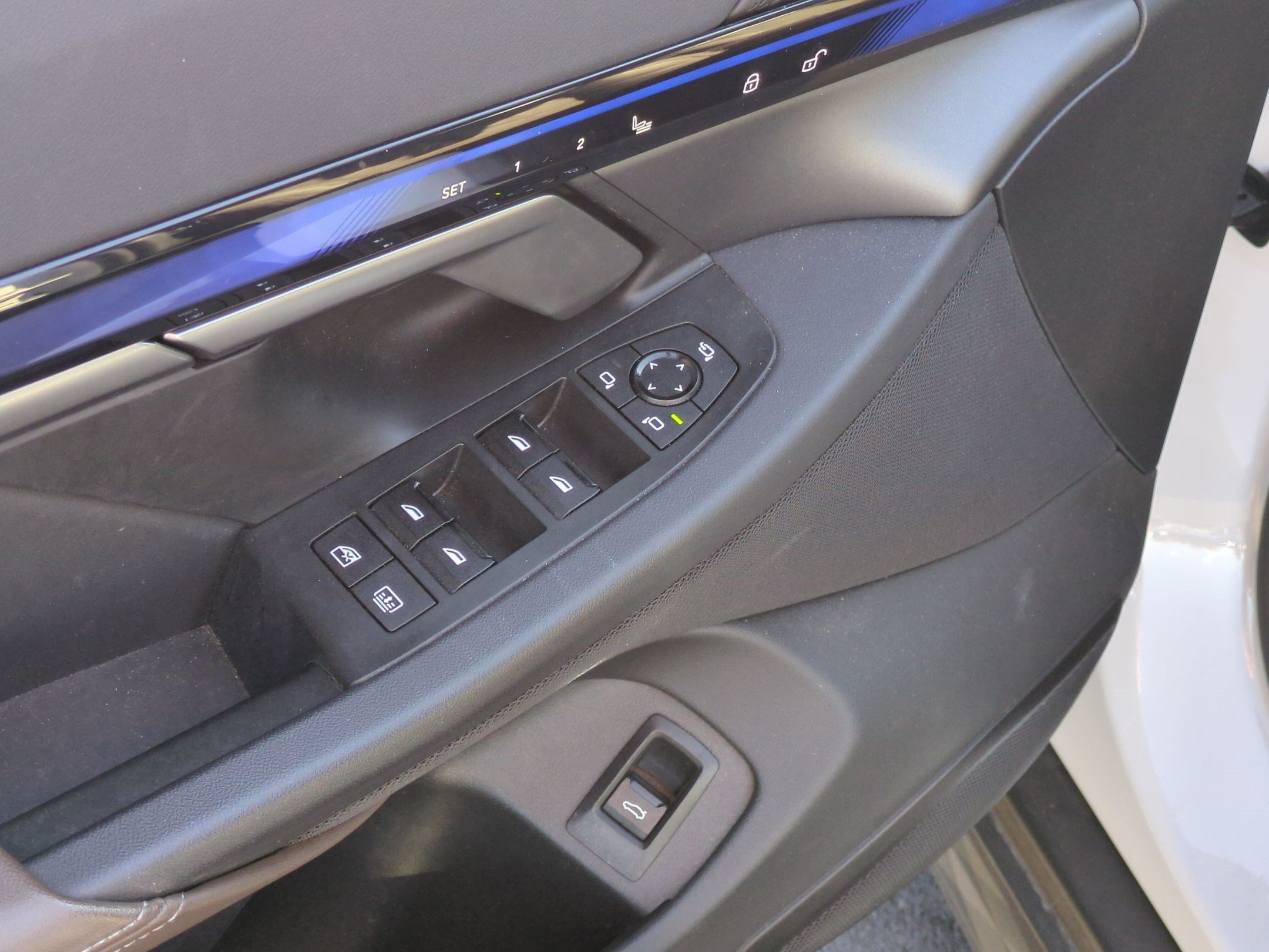 Used 2024 BMW i5 eDrive40i w/ Executive Package RWD image 15