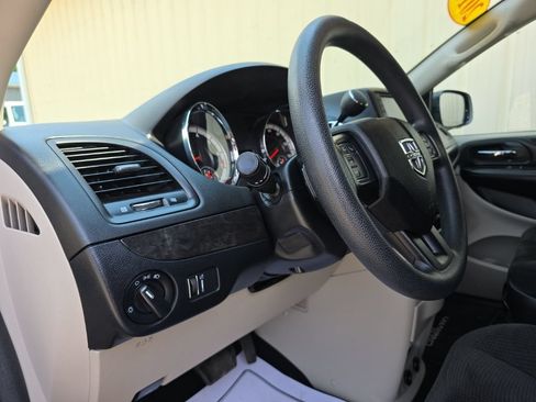 Used 2018 Dodge Grand Caravan SE w/ UConnect Hands-Free Group FWD image 16