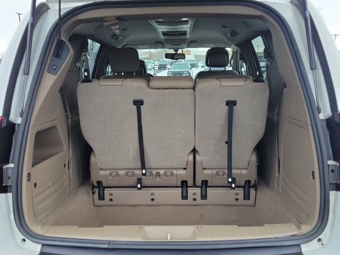 Used 2015 Chrysler Town & Country Touring-L w/ Driver Convenience Group image 7