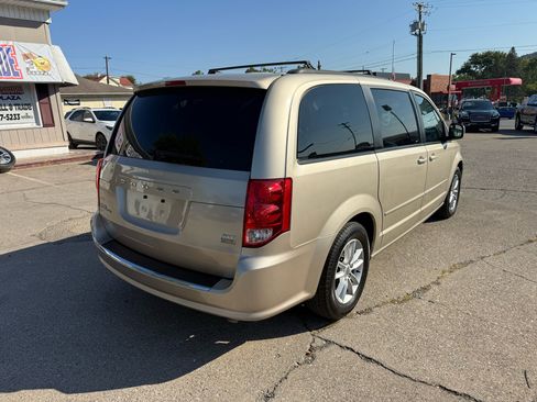 Used 2016 Dodge Grand Caravan SXT image 9