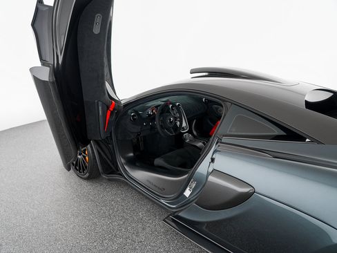 Used 2020 McLaren 620R RWD image 21