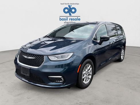 Used 2025 Chrysler Pacifica Select FWD image 2