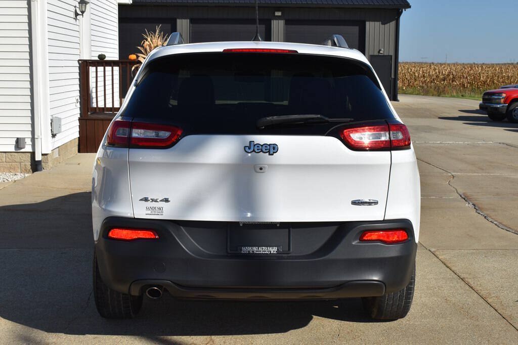 Used 2018 Jeep Cherokee Latitude Plus w/ Cold Weather Group AWD/4WD image 5
