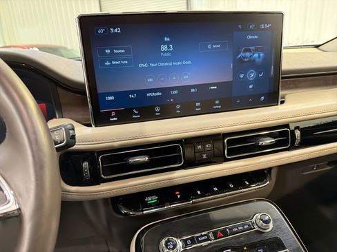 Used 2022 Lincoln Nautilus Reserve w/ Equipment Group 201A image 17