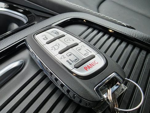 New 2026 Chrysler Pacifica Limited image 27