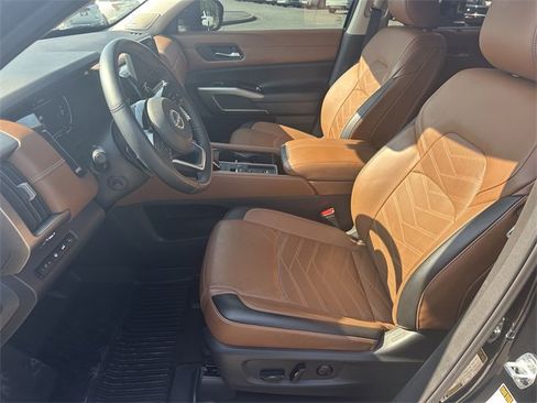 Used 2024 Nissan Pathfinder Platinum w/ Black Appearance Package image 9