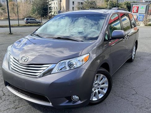 Used 2012 Toyota Sienna Limited w/ Premium Pkg image 3
