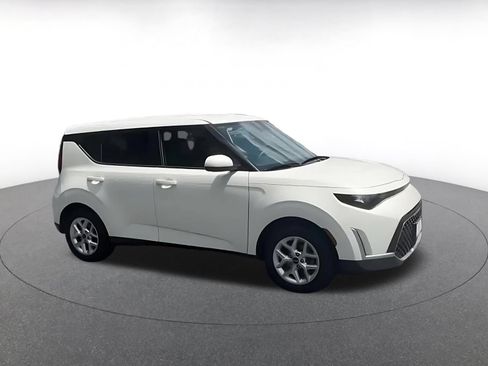 Used 2025 Kia Soul LX w/ LX Technology Package FWD image 2