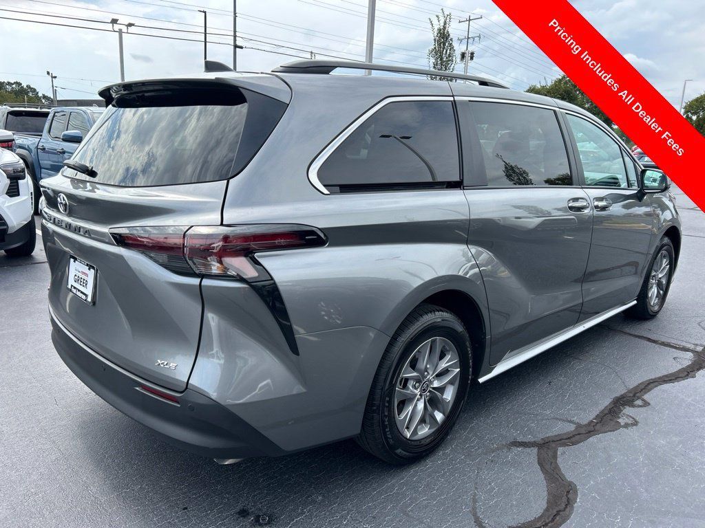 Used 2026 Toyota Sienna XLE FWD image 20