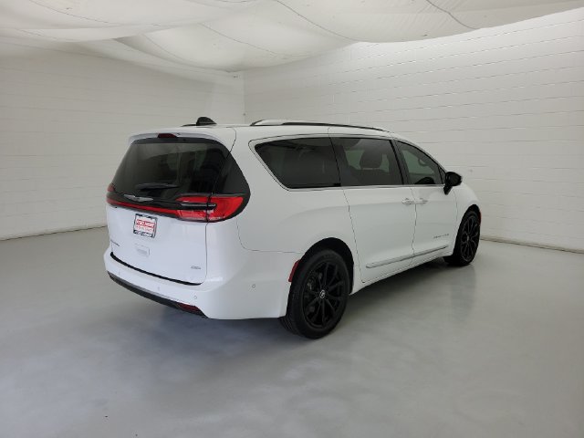 Used 2023 Chrysler Pacifica Pinnacle AWD/4WD image 5