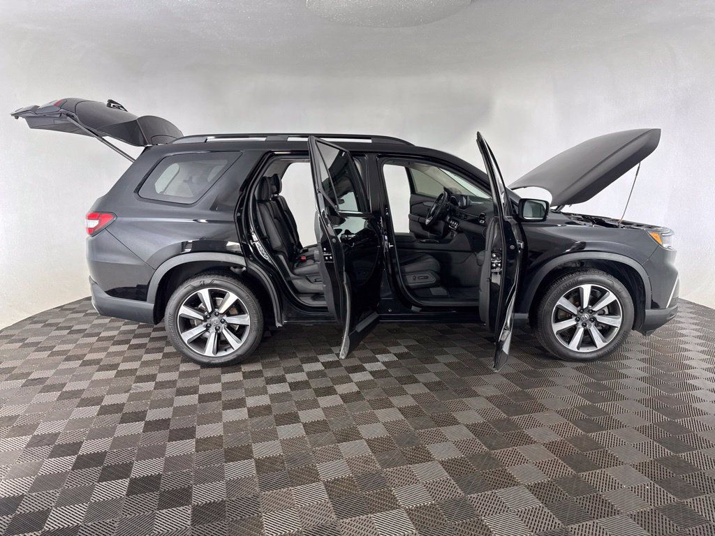Used 2025 Honda Pilot Touring image 14