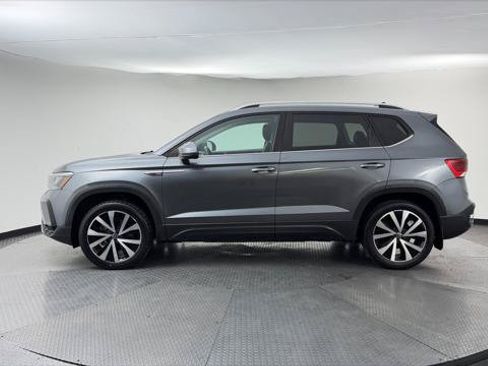 Used 2022 Volkswagen Taos SE FWD image 3