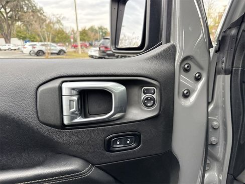 Used 2023 Jeep Gladiator Overland image 10