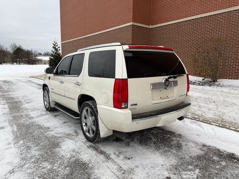 Used 2011 Cadillac Escalade Luxury image 3