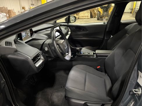Used 2025 Toyota Prius LE FWD image 9