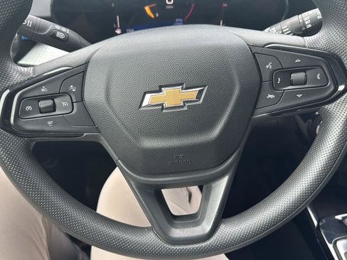 Used 2025 Chevrolet Trax LT FWD image 12