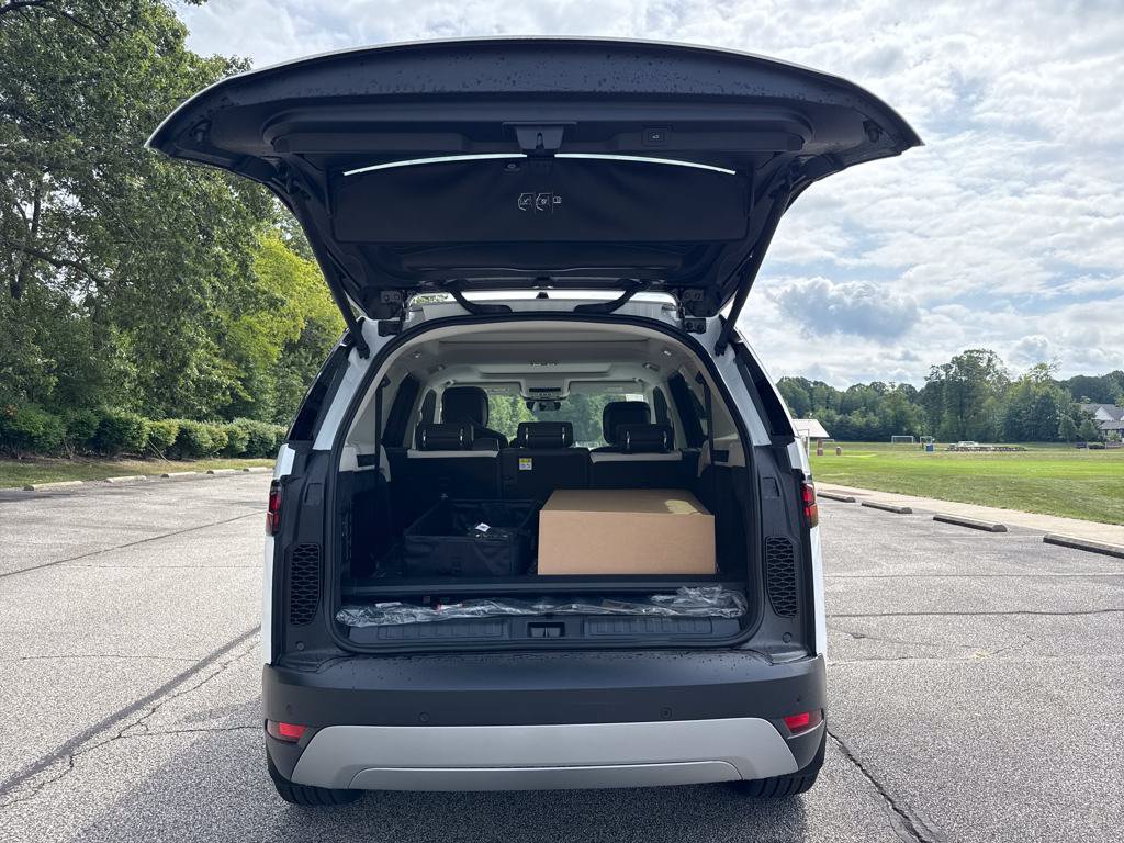Certified 2025 Land Rover Discovery S AWD/4WD image 9