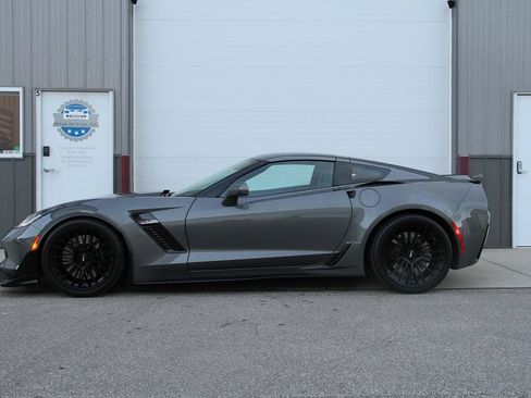 Used 2015 Chevrolet Corvette Z06 w/ 3LZ Preferred Equipment Group RWD image 8