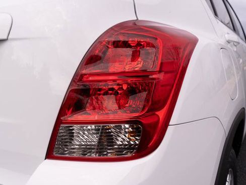 Used 2022 Chevrolet Trax LS w/ Tint and Cruise Package image 37