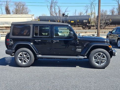 Used 2022 Jeep Wrangler Unlimited Sahara w/ Cold Weather Group AWD/4WD image 10