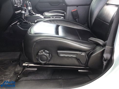 Used 2022 Jeep Wrangler Unlimited Sahara w/ Cold Weather Group image 9