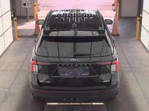 Used 2025 Ford Explorer Active AWD/4WD image 6