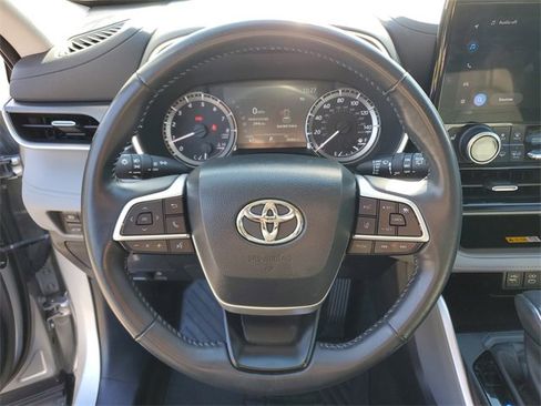 Used 2023 Toyota Highlander XLE image 20