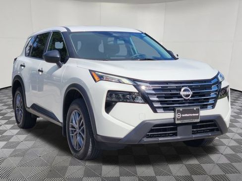 Used 2024 Nissan Rogue S FWD image 3