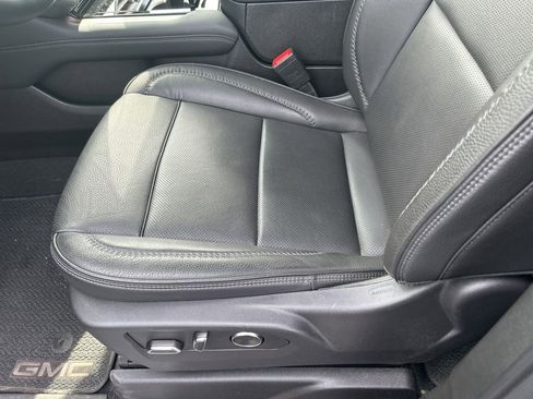 Used 2025 GMC Yukon XL Denali AWD/4WD image 17