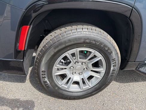 Used 2023 Jeep Wagoneer 2WD image 10