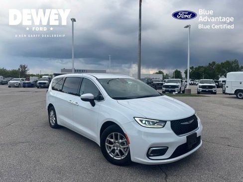 Used 2023 Chrysler Pacifica Touring-L FWD image 1