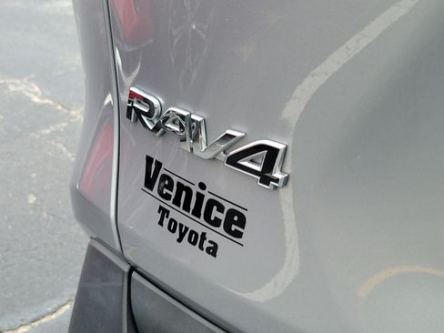 Used 2020 Toyota RAV4 XLE FWD image 10