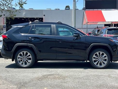 Used 2025 Toyota RAV4 XLE Premium image 4