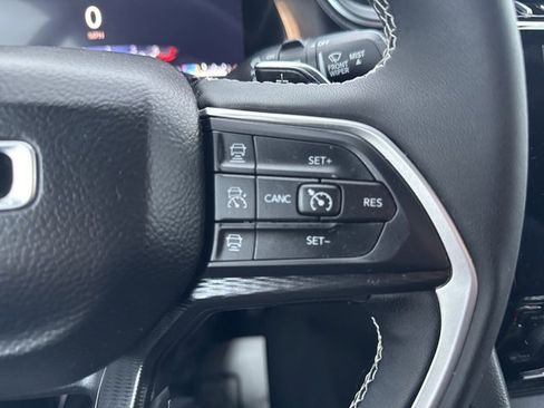 Certified 2025 Jeep Grand Cherokee Laredo w/ Luxury Tech Group I image 17