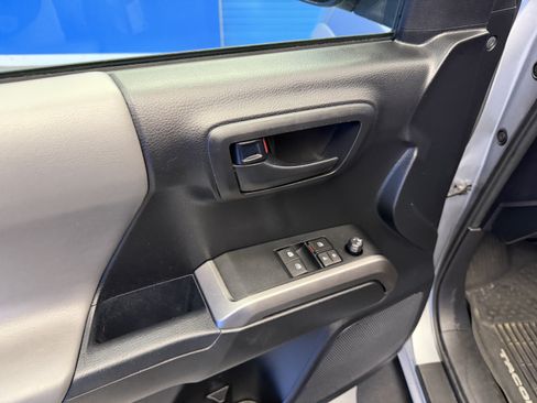 Used 2019 Toyota Tacoma SR5 AWD/4WD image 11