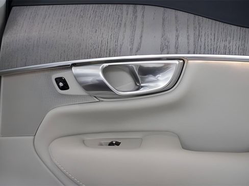 New 2025 Volvo XC90 T8 Plus w/ Protection Package Premier image 32