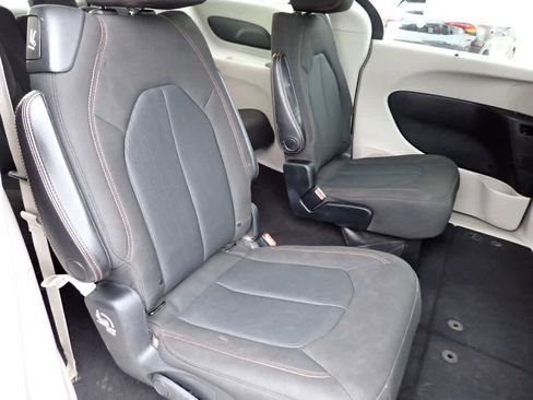 Used 2020 Chrysler Pacifica Touring image 15