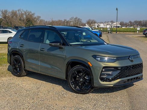 New 2026 Volkswagen Tiguan SE R-Line image 3