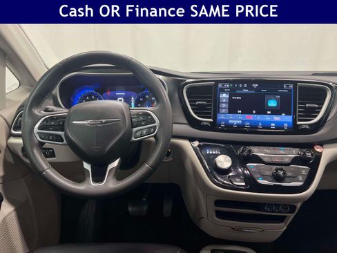 Used 2024 Chrysler Pacifica Touring-L FWD image 16